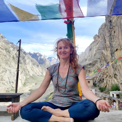 Sylvie Tallon votre professeur yoga de l'énergie - professeur de yoga certifiée et agréée par la Fédération Nationale Enseignants de Yoga - Lignée Yoga de l'énergie