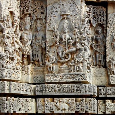 Contempler les temples Hoysala de Belur et Halebidu, où la dentelle de pierre murmure les récits des dieux, sculptés avec une précision hypnotique.