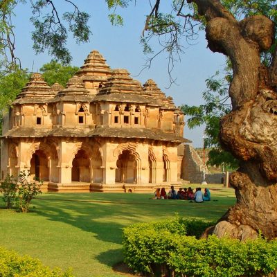 Marcher en conscience et méditer sur le lieu sacré des temples d'Hampi, surgissant des rochers comme un chant intemporel.